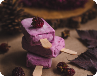 Imagens de dois sorvetes de frutas vermelhas