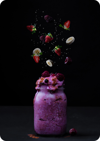 Imagens de dois sorvetes de frutas vermelhas